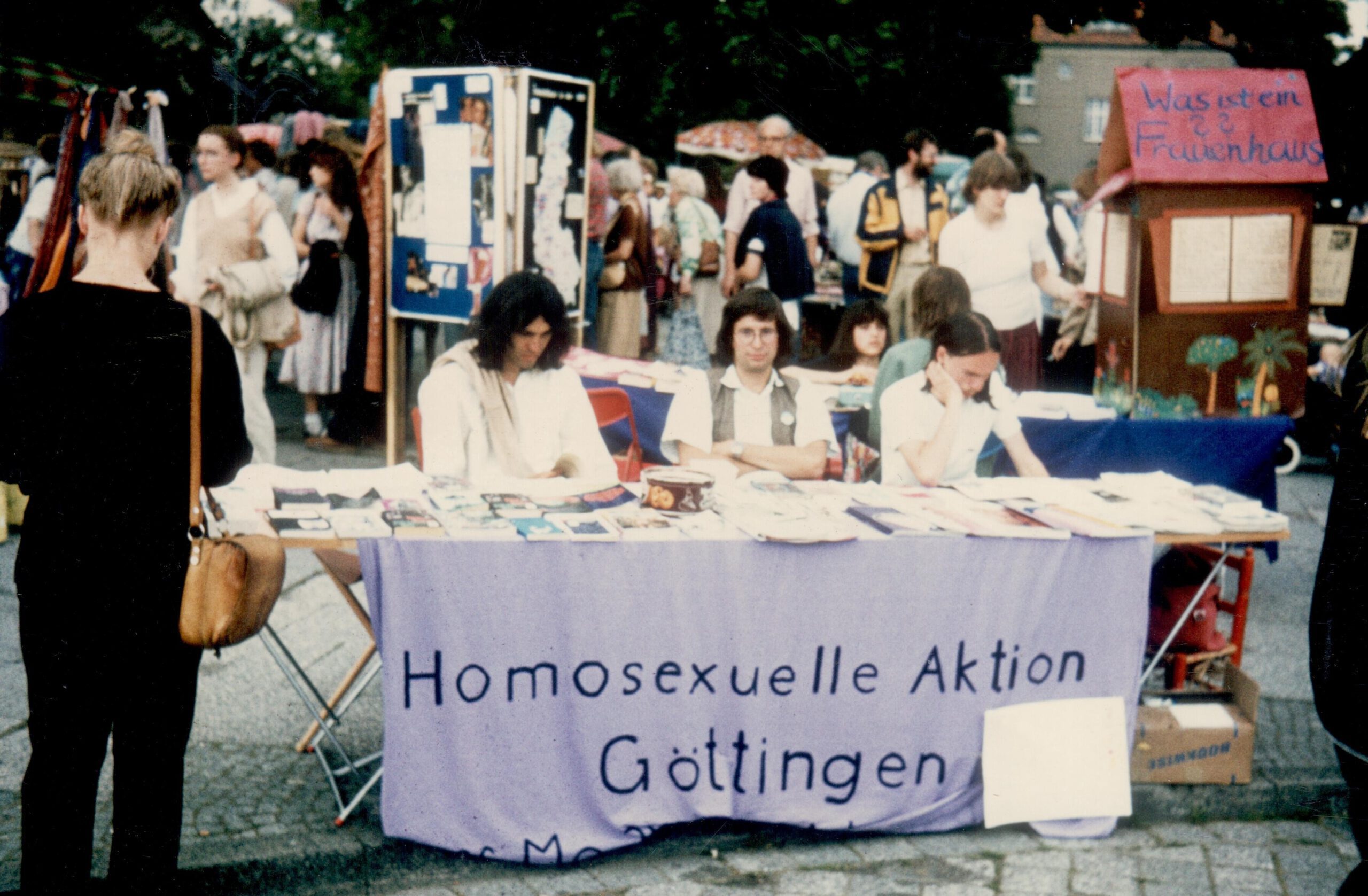 Büchertisch der HAG auf dem Kunstmarkt 1983